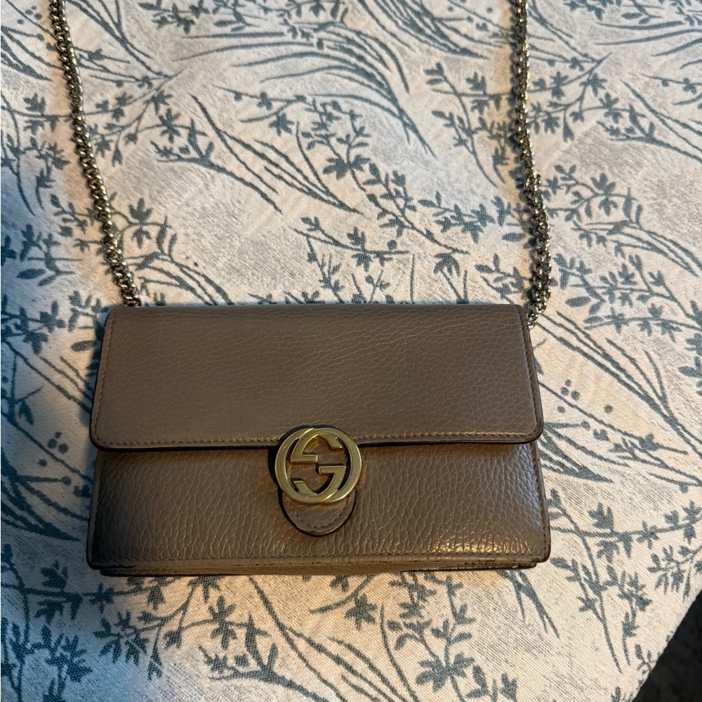 Gucci  grey Leather Chain Crossbody Bag with Gold-Tone Double G. 100% authentic